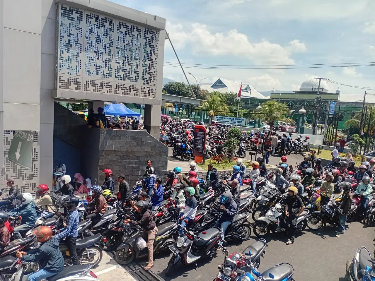 Program pemutihan pajak kendaraan di Samsat Cianjur diserbu warga.