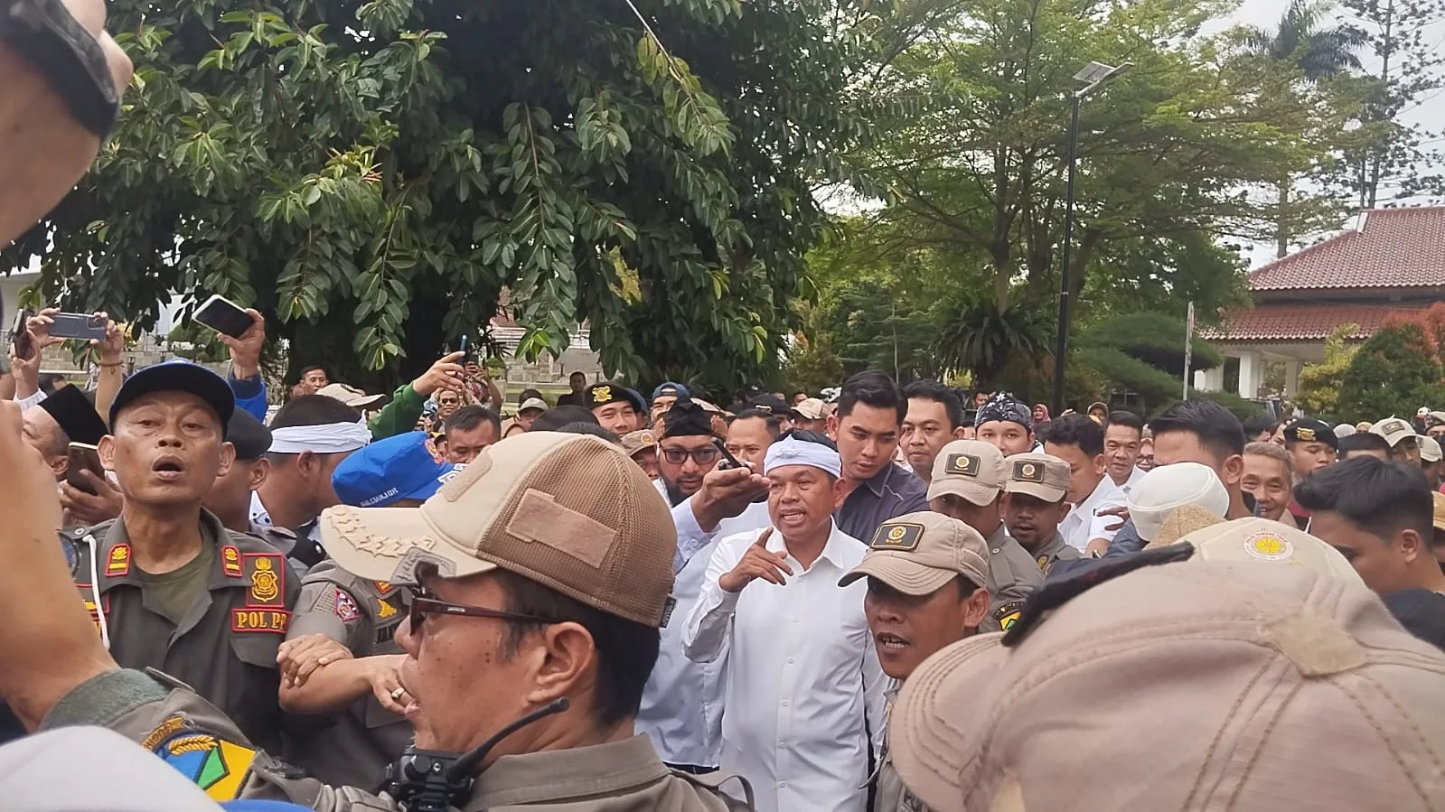 Ribuan warga Cianjur memadati Pendopo Cianjur sambut Gubernur Dedi Mulyadi saat meluncurkan program kemanusiaan Nyaah Kaindung