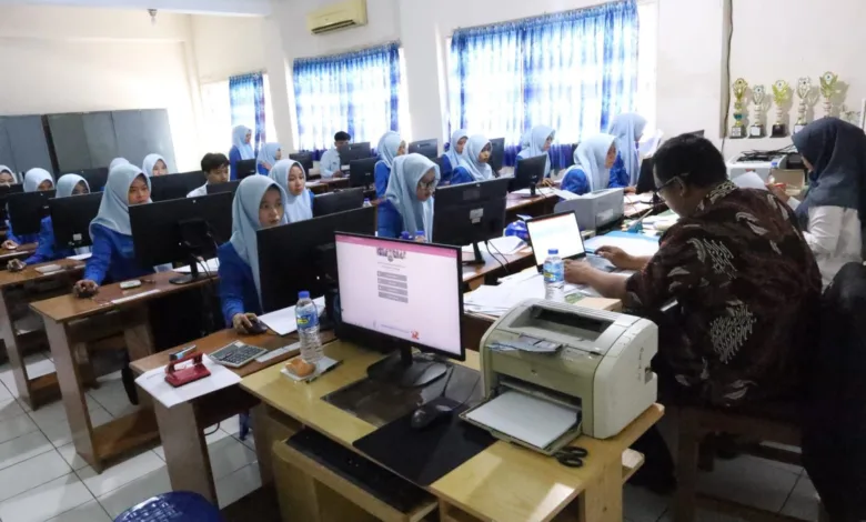 SMKN 1 Cianjur menggelar Uji Kompetensi Keahlian Akuntansi dan Perbankan untuk 136 siswa. Kegiatan ini memastikan lulusan berkompetensi