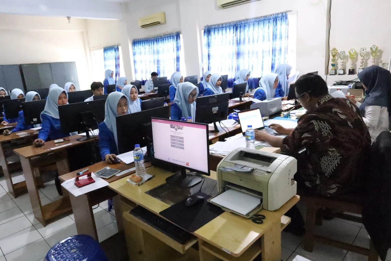 SMKN 1 Cianjur menggelar Uji Kompetensi Keahlian Akuntansi dan Perbankan untuk 136 siswa. Kegiatan ini memastikan lulusan berkompetensi