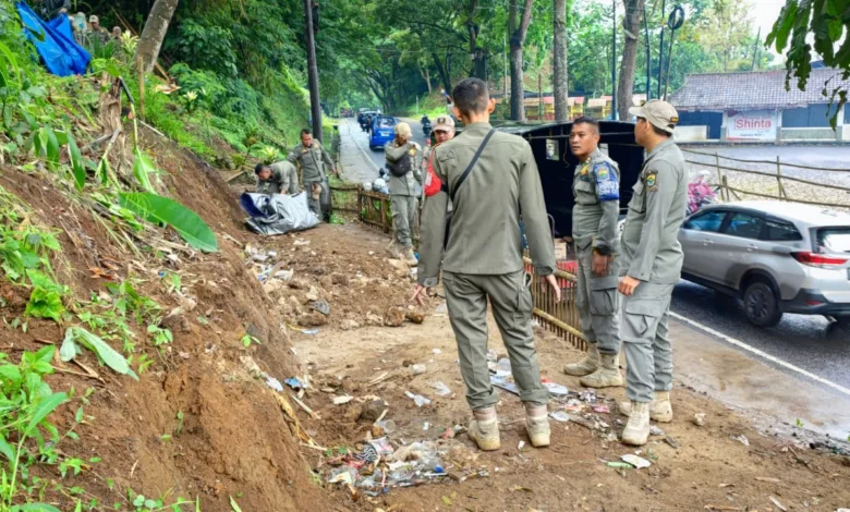 Satpol PP Cianjur bongkar paksa warung liar di zona merah gempa Kecamatan Cugenang
