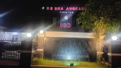Sebanyak 14 orang, termasuk 12 siswa MAN 1 Cianjur dan 2 penjaga kantin, diduga keracunan usai menyantap Makanan Bergizi Gratis (MBG).