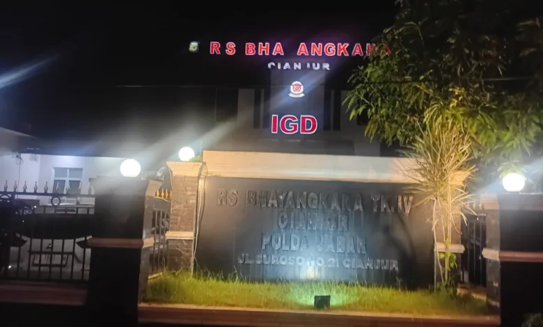 Sebanyak 14 orang, termasuk 12 siswa MAN 1 Cianjur dan 2 penjaga kantin, diduga keracunan usai menyantap Makanan Bergizi Gratis (MBG).