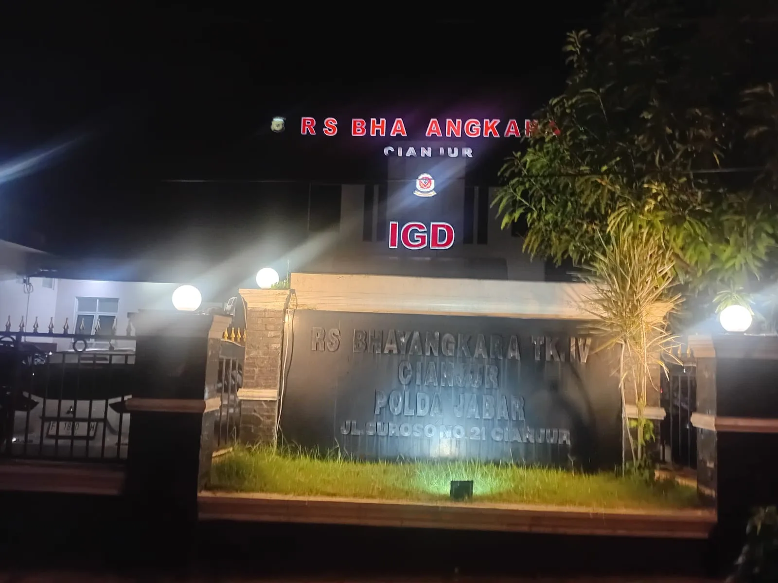 Sebanyak 14 orang, termasuk 12 siswa MAN 1 Cianjur dan 2 penjaga kantin, diduga keracunan usai menyantap Makanan Bergizi Gratis (MBG).