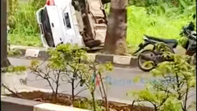 Sebuah mobil Datsun GO terguling di Cianjur setelah kehilangan kendali saat mendahului kendaraan lain.