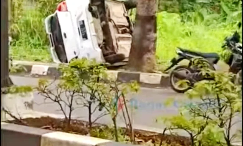 Sebuah mobil Datsun GO terguling di Cianjur setelah kehilangan kendali saat mendahului kendaraan lain.
