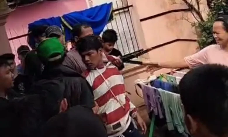 Seorang pria di Bojongpicung, Cianjur, menjadi korban pembacokan oleh temannya sendiri akibat dendam lama.