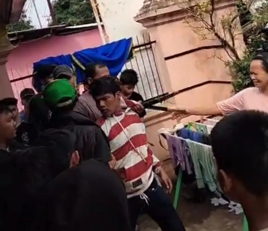 Seorang pria di Bojongpicung, Cianjur, menjadi korban pembacokan oleh temannya sendiri akibat dendam lama.