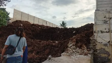 Tembok perusahaan setinggi 15 meter di Kampung Paseh, Cianjur, roboh dan menyebabkan longsoran tanah yang mendangkalkan sungai setempat.
