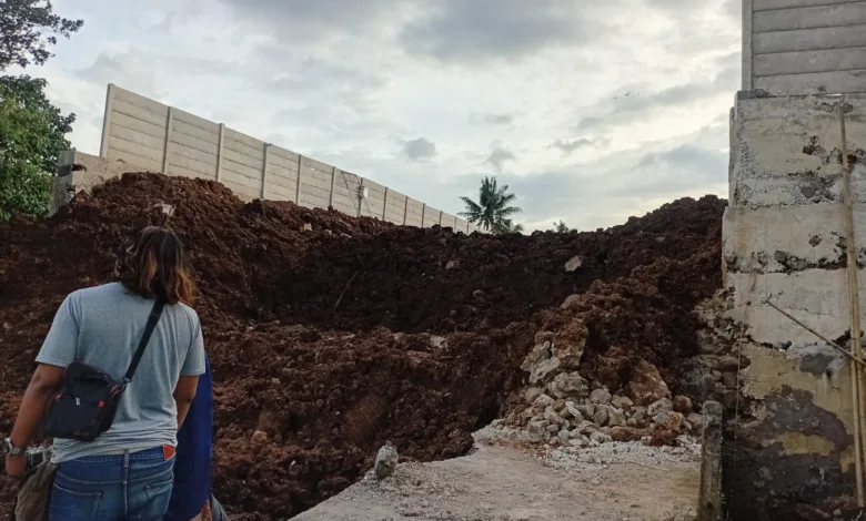 Tembok perusahaan setinggi 15 meter di Kampung Paseh, Cianjur, roboh dan menyebabkan longsoran tanah yang mendangkalkan sungai setempat.