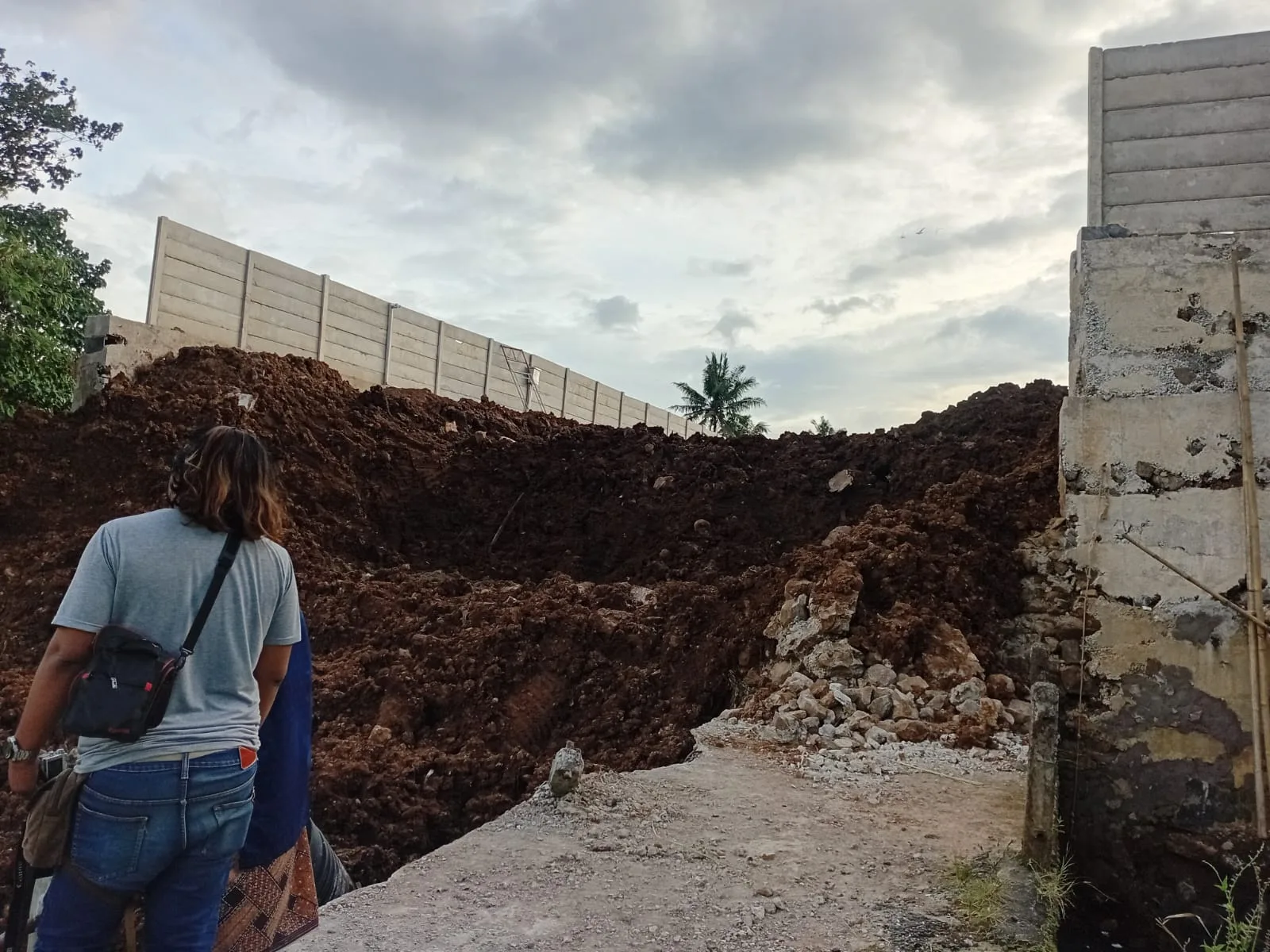 Tembok perusahaan setinggi 15 meter di Kampung Paseh, Cianjur, roboh dan menyebabkan longsoran tanah yang mendangkalkan sungai setempat.