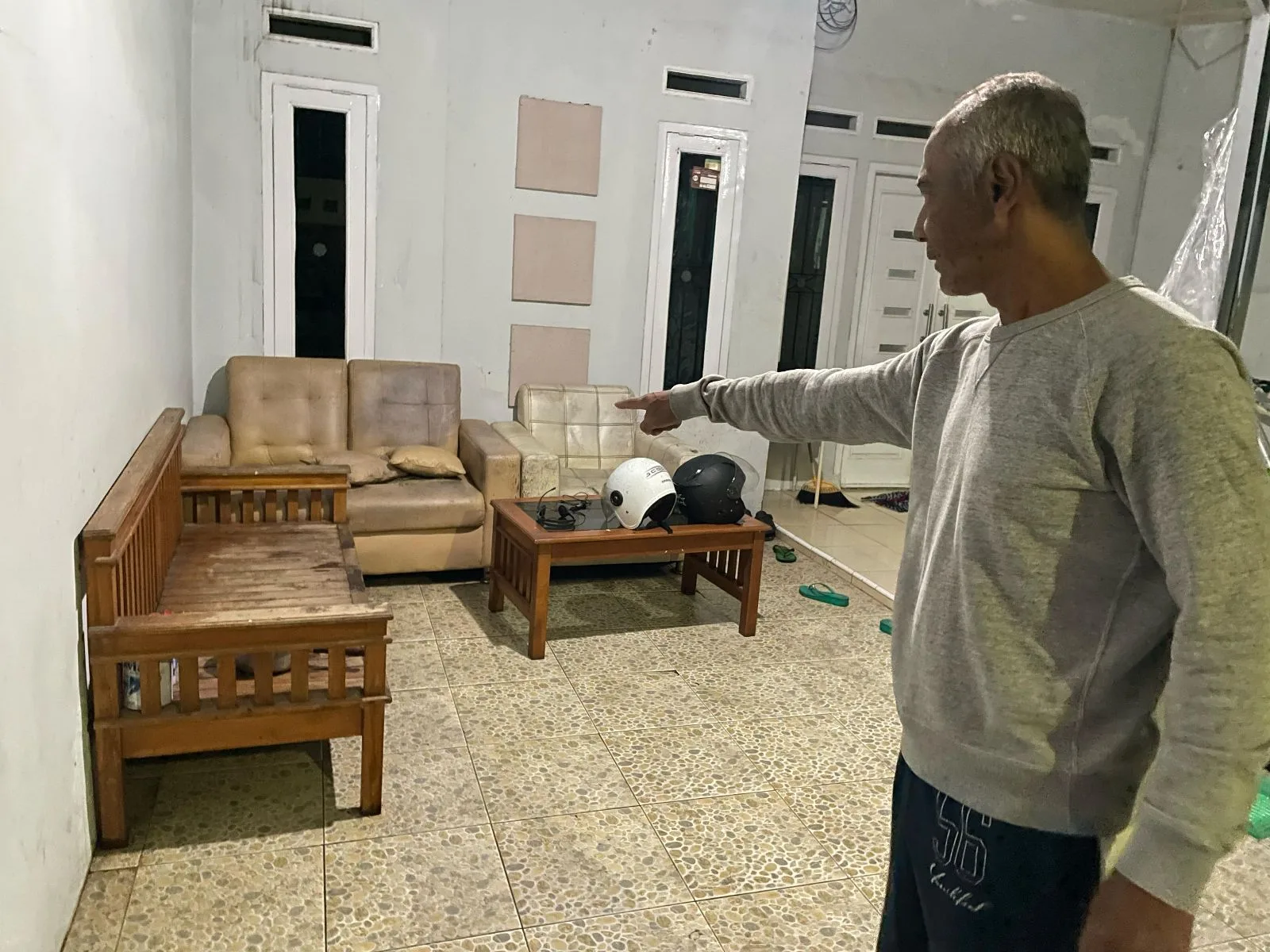 Warga Perumahan Arwinda, Cianjur, menemukan biawak dan ular welang setelah banjir surut.
