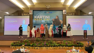 Wartawati Cianjur, Ai Rahmawati, meluncurkan buku "Kartini Masa Kini Publik dan Domestik", menampilkan kisah inspiratif 10 perempuan Cianjur.