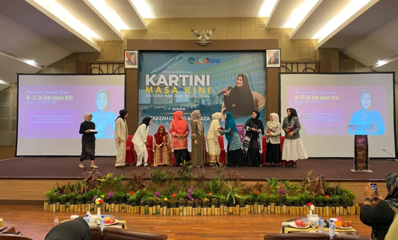 Wartawati Cianjur, Ai Rahmawati, meluncurkan buku "Kartini Masa Kini Publik dan Domestik", menampilkan kisah inspiratif 10 perempuan Cianjur.