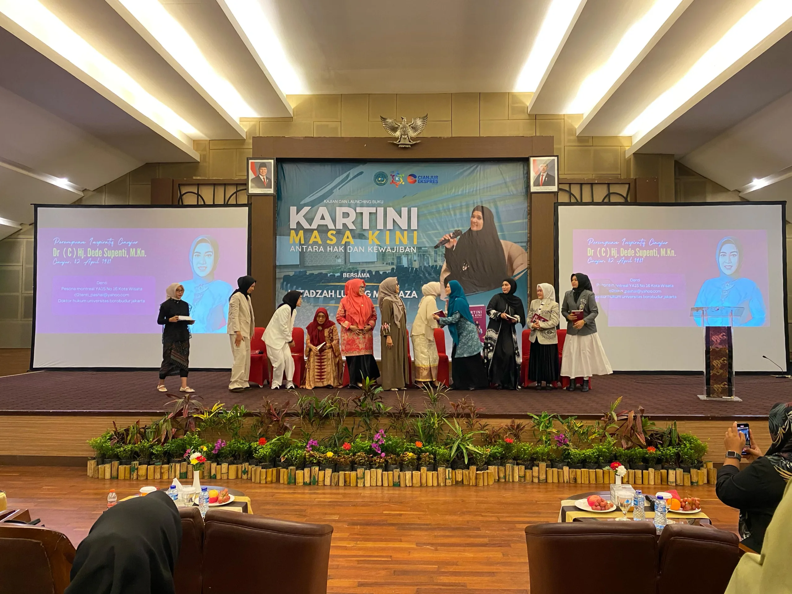 Wartawati Cianjur, Ai Rahmawati, meluncurkan buku "Kartini Masa Kini Publik dan Domestik", menampilkan kisah inspiratif 10 perempuan Cianjur.