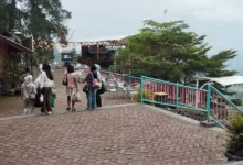 Wisata Alam Sevillage Puncak Cianjur mengalami penurunan pengunjung drastis hingga 75% saat long weekend April 2025.