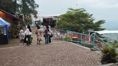 Wisata Alam Sevillage Puncak Cianjur mengalami penurunan pengunjung drastis hingga 75% saat long weekend April 2025.