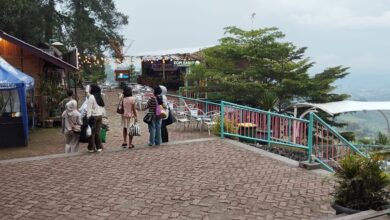 Wisata Alam Sevillage Puncak Cianjur mengalami penurunan pengunjung drastis hingga 75% saat long weekend April 2025.