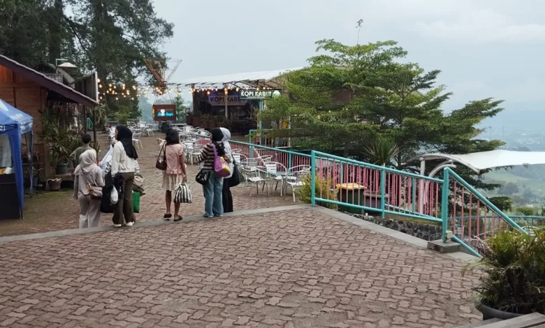 Wisata Alam Sevillage Puncak Cianjur mengalami penurunan pengunjung drastis hingga 75% saat long weekend April 2025.