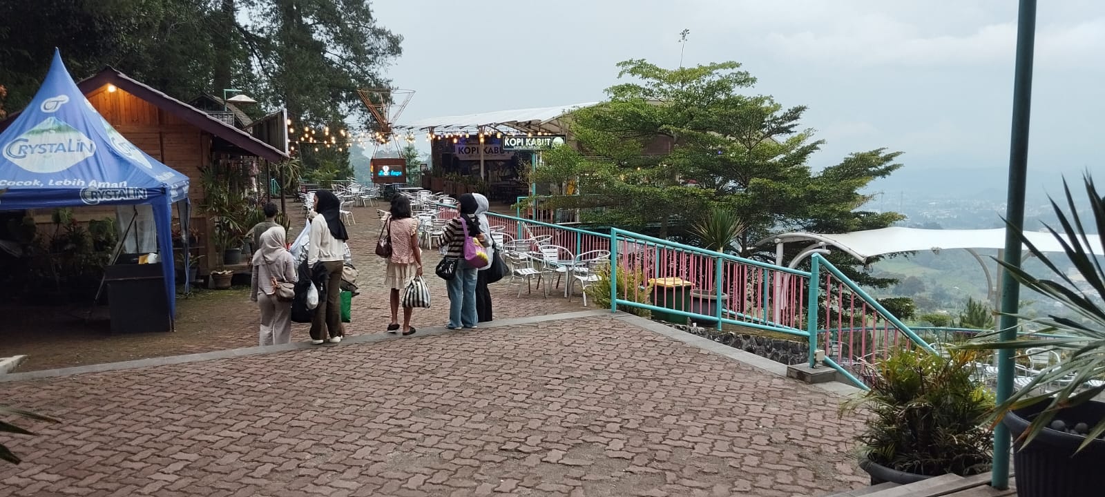 Wisata Alam Sevillage Puncak Cianjur mengalami penurunan pengunjung drastis hingga 75% saat long weekend April 2025.