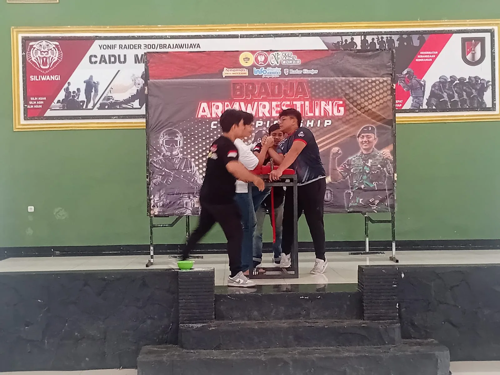 Yonif 300 Raider menggelar turnamen panco perdana 'Bradja Armwrestling' di Cianjur, diikuti 90 peserta dari berbagai kota di Jawa Barat.