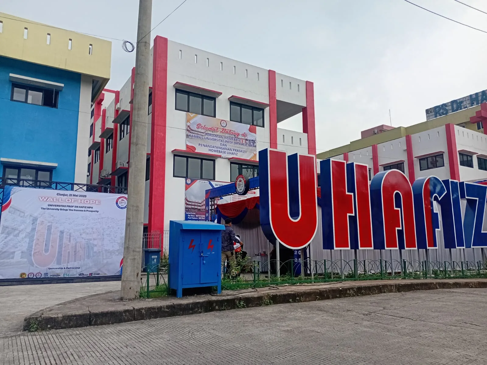 Menghadap langsung ke depan, UHAFIZ hadir sebagai kampus baru di Cianjur. Siap memulai babak baru pendidikan