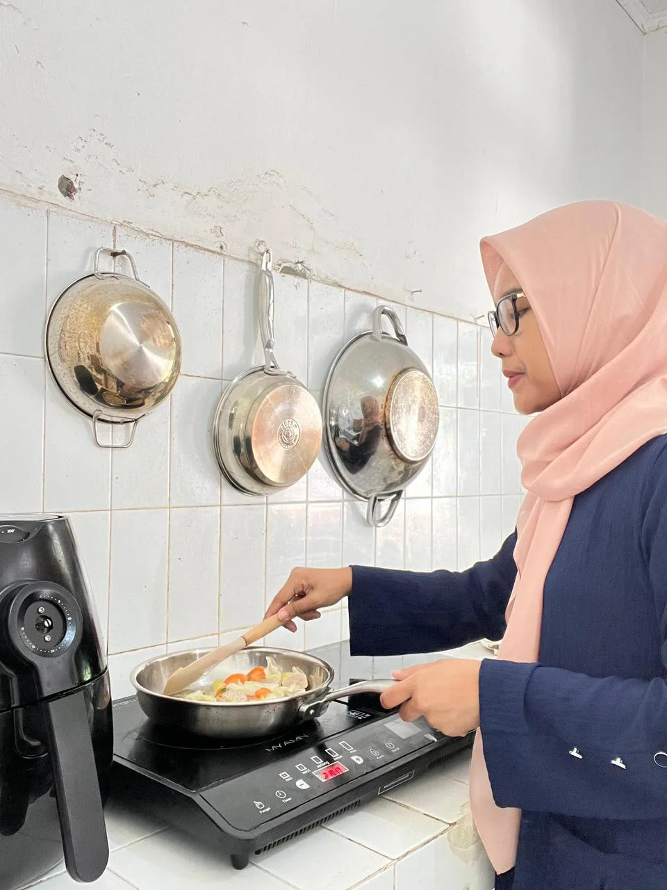 Mega Niken Andre, IRT sekaligus istri dari Manager PLN UP3 Cianjur, gemar memanfaatkan peralatan listrik praktis untuk memudahkan aktivitas masaknya.