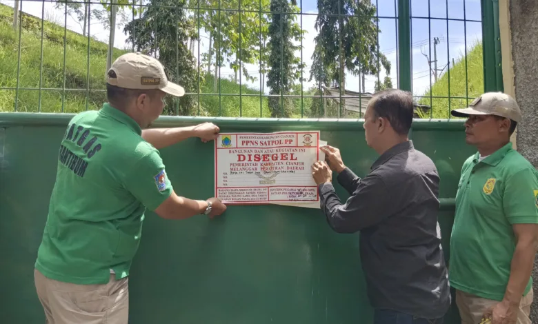 Satpol PP dan DPMPTSP Segel Perusahaan Tak Berizin di Cibeber