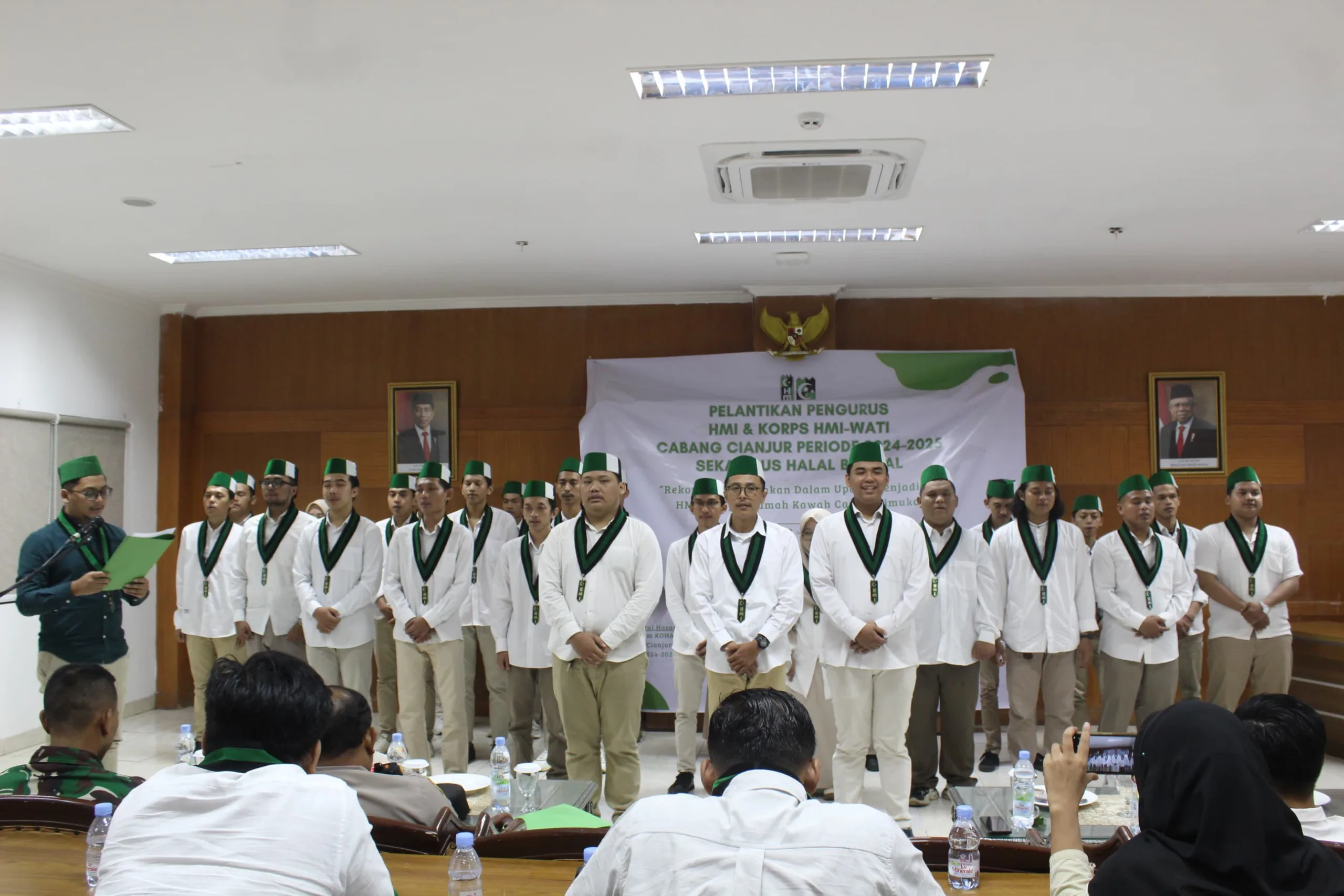 HMI Cabang Cianjur desak Pemda mengkaji ulang kebijakan pengiriman siswa nakal ke barak. Kebijakan ini dinilai melanggar prinsip pendidikan.