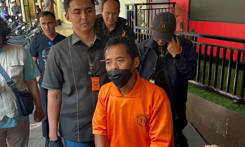 Polres Cianjur menangkap satu pelaku penganiayaan terhadap nenek di Warungkondang yang dituduh sebagai penculik. Pelaku kedua masih diburu.