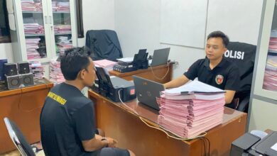 Polres Cianjur menangkap AK (37), pelaku penganiayaan nenek di Warungkondang, yang memicu aksi karena isu penculikan.
