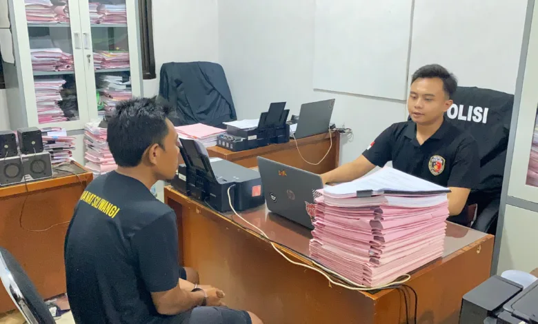 Polres Cianjur menangkap AK (37), pelaku penganiayaan nenek di Warungkondang, yang memicu aksi karena isu penculikan.
