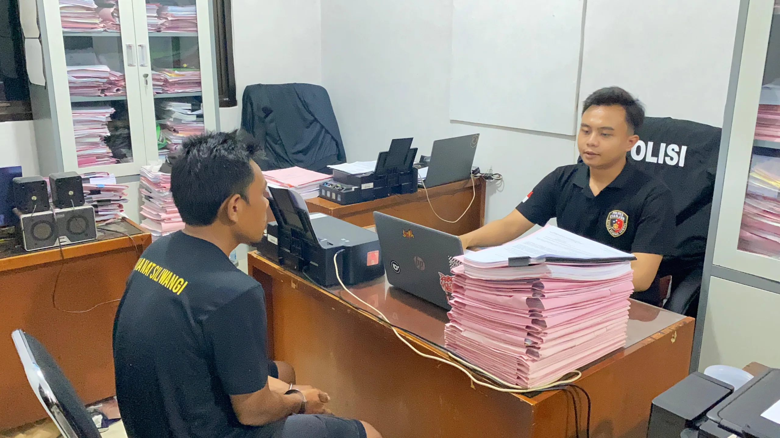 Polres Cianjur menangkap AK (37), pelaku penganiayaan nenek di Warungkondang, yang memicu aksi karena isu penculikan.