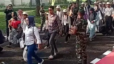 Orang Tua Siswa Antusias Ikut Antarkan Anaknya ke Barak TNI Jalani Pembinaan Karakter