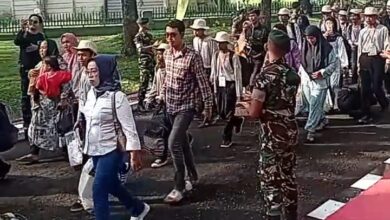 Orang Tua Siswa Antusias Ikut Antarkan Anaknya ke Barak TNI Jalani Pembinaan Karakter