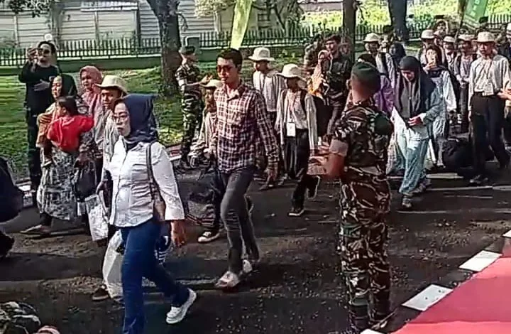 Orang Tua Siswa Antusias Ikut Antarkan Anaknya ke Barak TNI Jalani Pembinaan Karakter