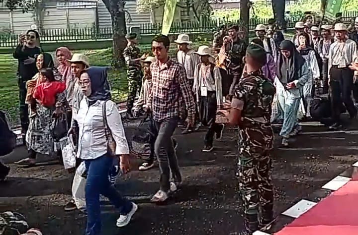 Orang Tua Siswa Antusias Ikut Antarkan Anaknya ke Barak TNI Jalani Pembinaan Karakter