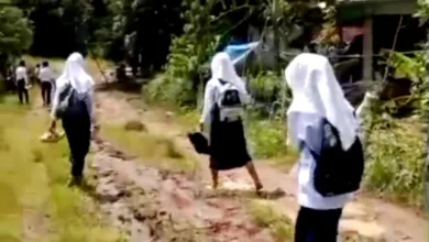 Miris! Jalan Provinsi Rusak Parah Hambat Akses Siswa di Sindangbarang Cianjur: Semoga Dilihat KDM
