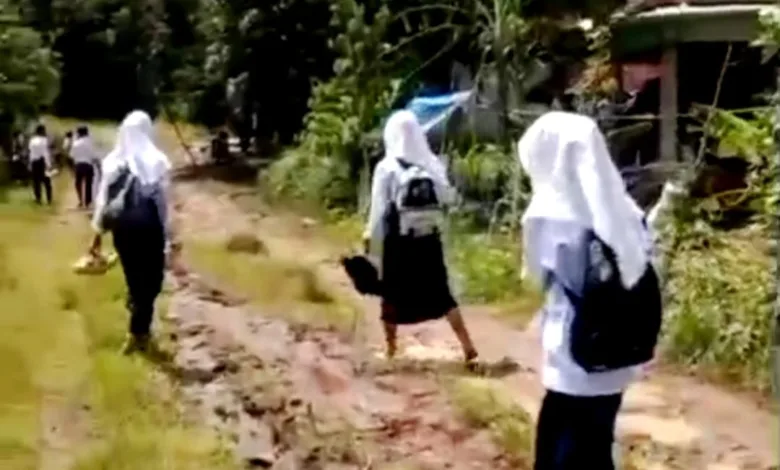 Miris! Jalan Provinsi Rusak Parah Hambat Akses Siswa di Sindangbarang Cianjur: Semoga Dilihat KDM
