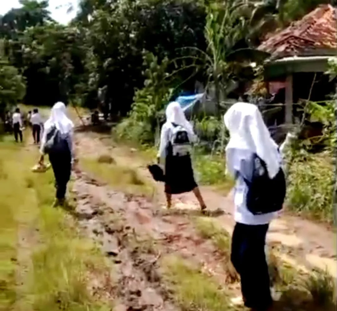 Miris! Jalan Provinsi Rusak Parah Hambat Akses Siswa di Sindangbarang Cianjur: Semoga Dilihat KDM
