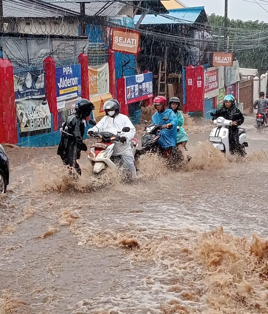 Rutin Setiap Hujan Deras, Jalan Raya di Ciherang Pacet Cianjur jadi Langganan Banjir