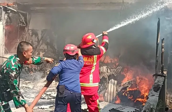Belasan Motor Pelajar Hangus Terbakar di Area Penitipan Parkir Gang Guntur, Warga Dengar Suara Ledakan