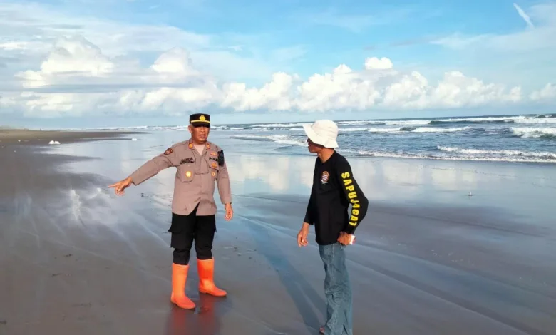 Seorang Nelayan di Pantai Agrabinta Hilang Usai Dihantam Ombak Besar
