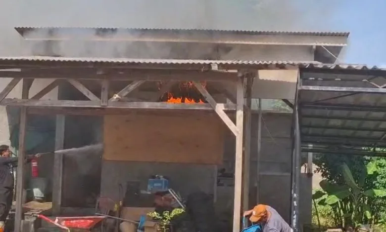 dugaan perusakan dan pembakaran bangunan tempat tinggal seorang Office Boy (OB) bernama Ajud di lingkungan Puskesmas Cidaun, Kabupaten Cianjur,