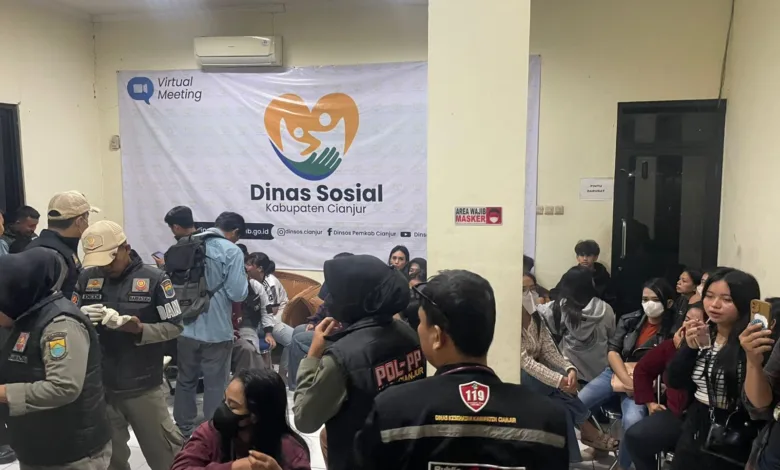 Razia gabungan di Cianjur berhasil mengamankan 27 wanita dan 3 pria yang diduga terlibat prostitusi online.