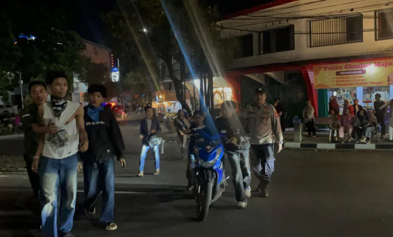 Polsek Cianjur Kota menertibkan 22 sepeda motor berknalpot brong dan mengamankan sejumlah pemuda yang mengonsumsi miras saat konvoi.
