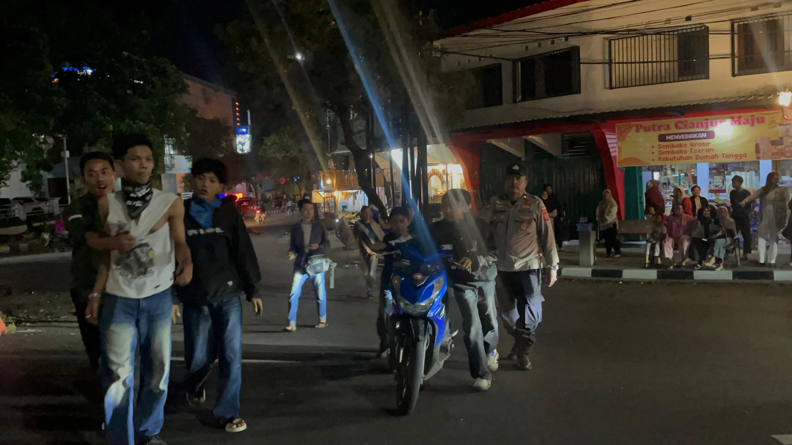 Polsek Cianjur Kota menertibkan 22 sepeda motor berknalpot brong dan mengamankan sejumlah pemuda yang mengonsumsi miras saat konvoi.