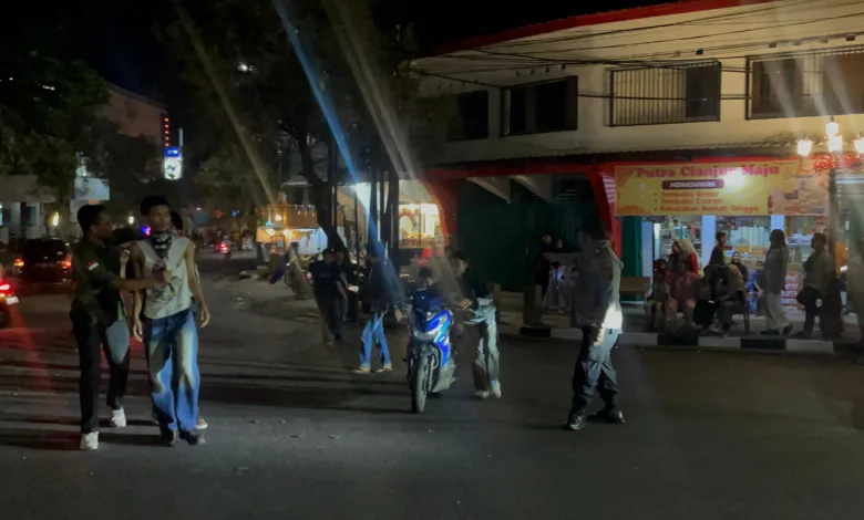 Polsek Cianjur Kota menutup Jalan Siliwangi untuk atasi lonjakan kendaraan dan kerumunan. Razia knalpot bising dilakukan demi ketertiban.
