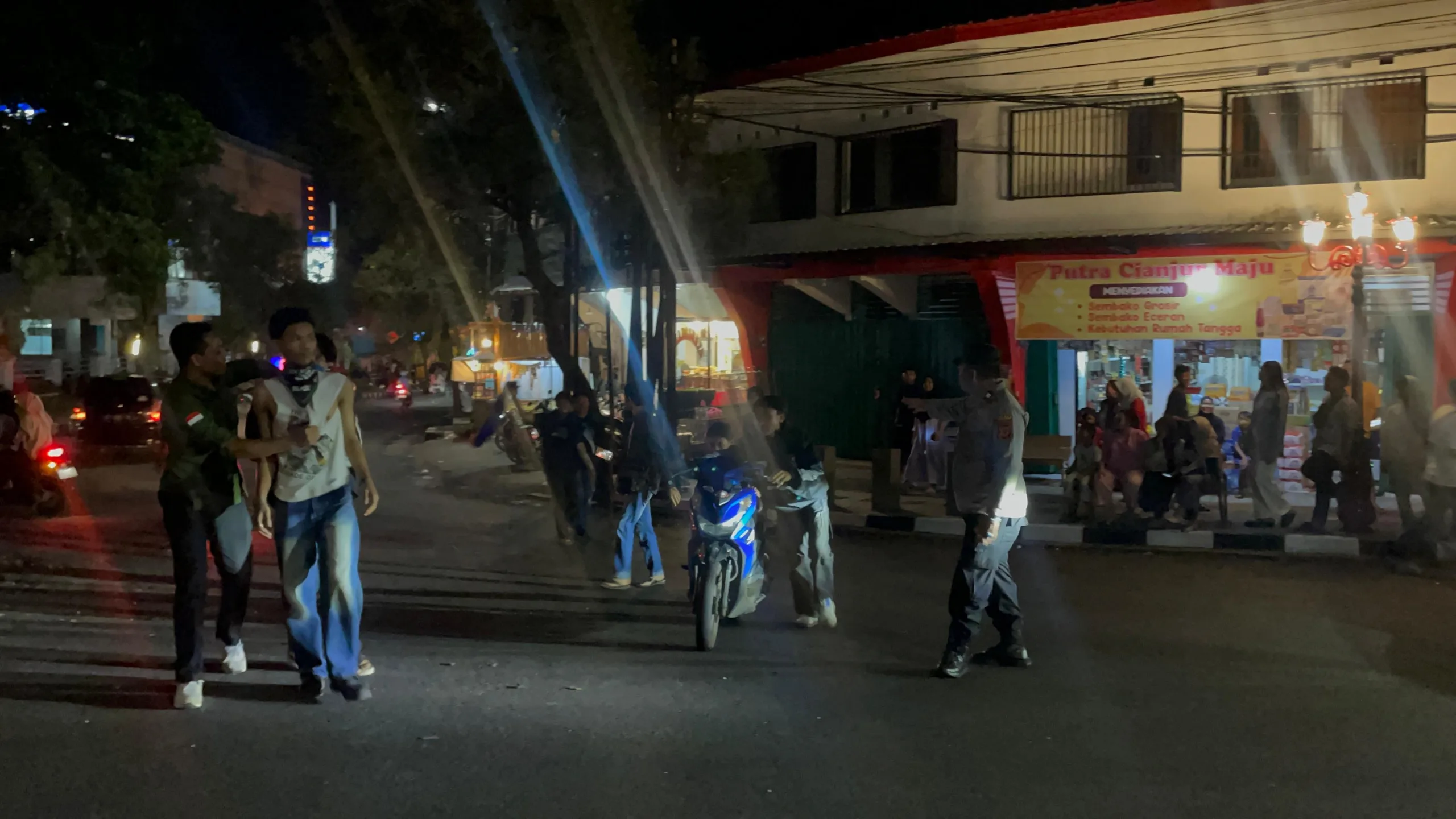 Polsek Cianjur Kota menutup Jalan Siliwangi untuk atasi lonjakan kendaraan dan kerumunan. Razia knalpot bising dilakukan demi ketertiban.