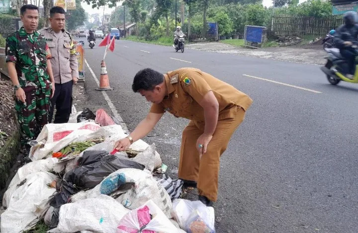 Kades Cijedil Bersama Aparat TNI-Polri Temukan Sampah Ilegal di Wilayah Desa: Kami Akan Ambil Solusinya